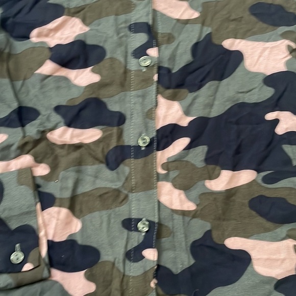 Divided H&M Pink Camo Button Shirt - Picture 3 of 3